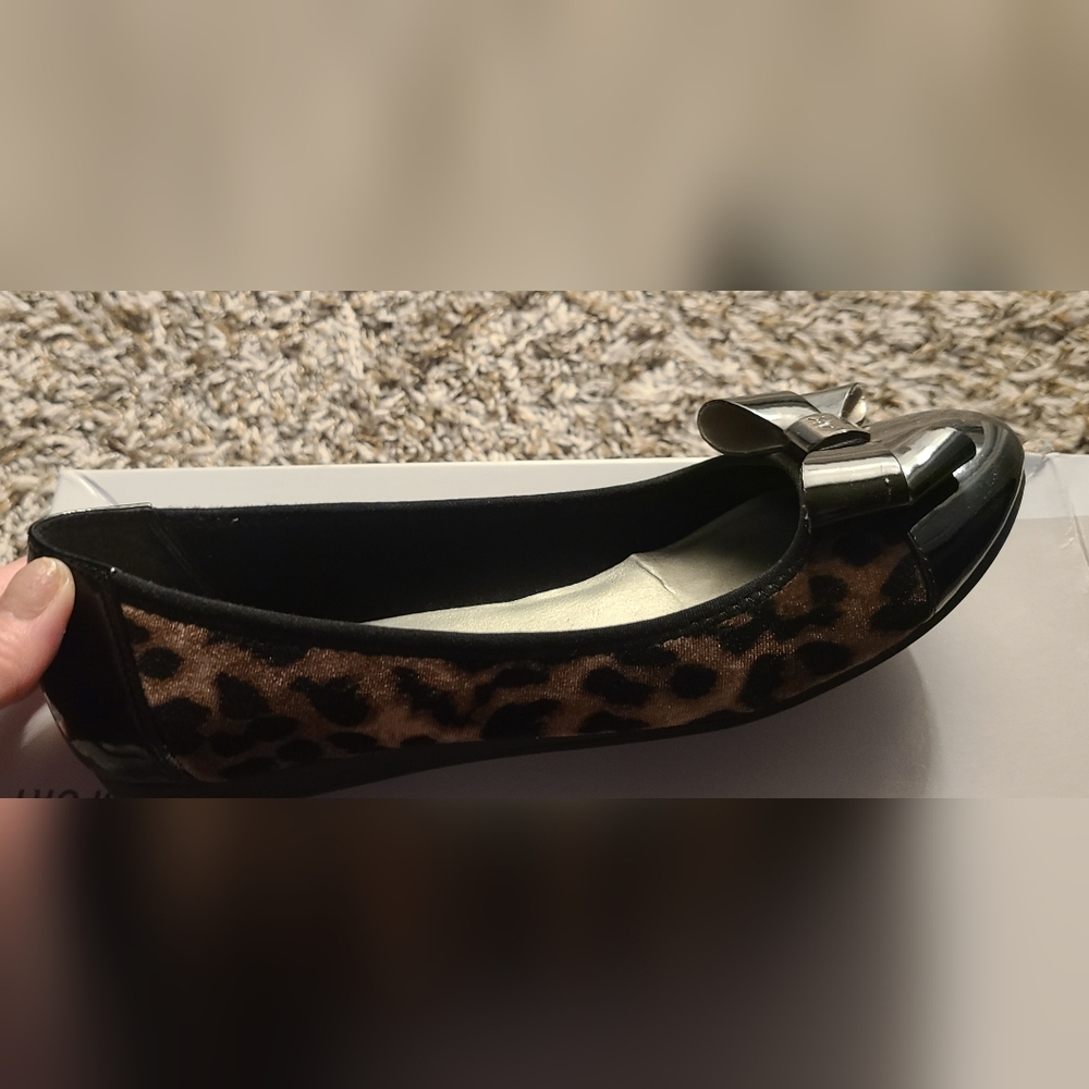 Leopard Print Women's Flats Size 6 1/2 with Black Bow - Picture 4 of 8